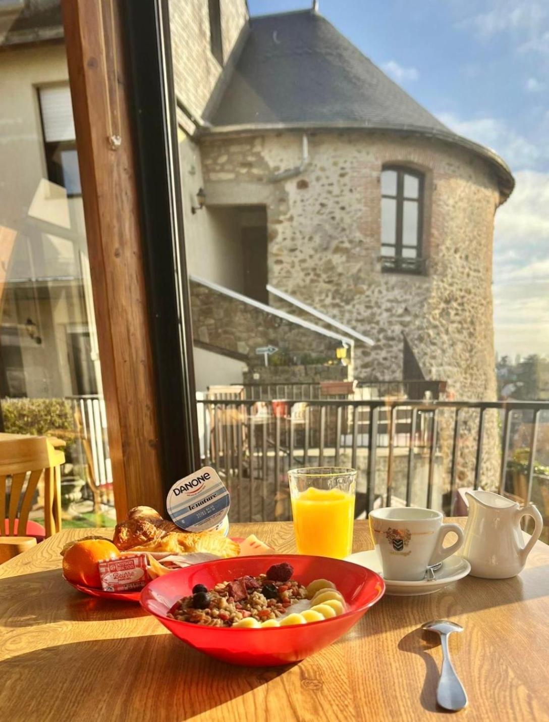 Hotel La Tour Des Anglais Mayenne Dış mekan fotoğraf
