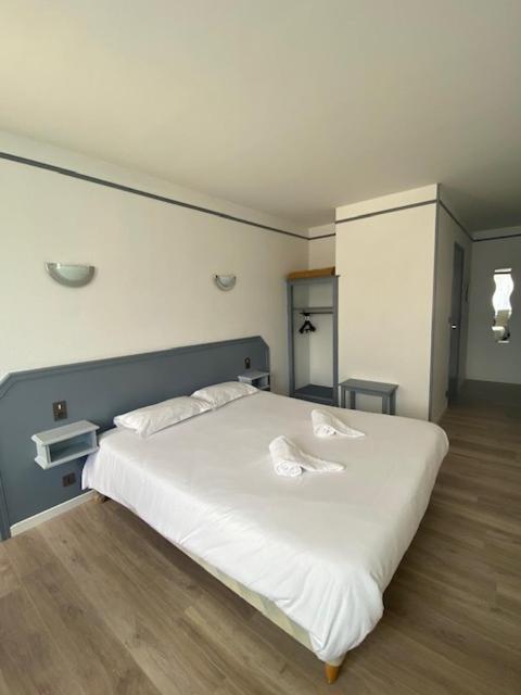 Hotel La Tour Des Anglais Mayenne Dış mekan fotoğraf