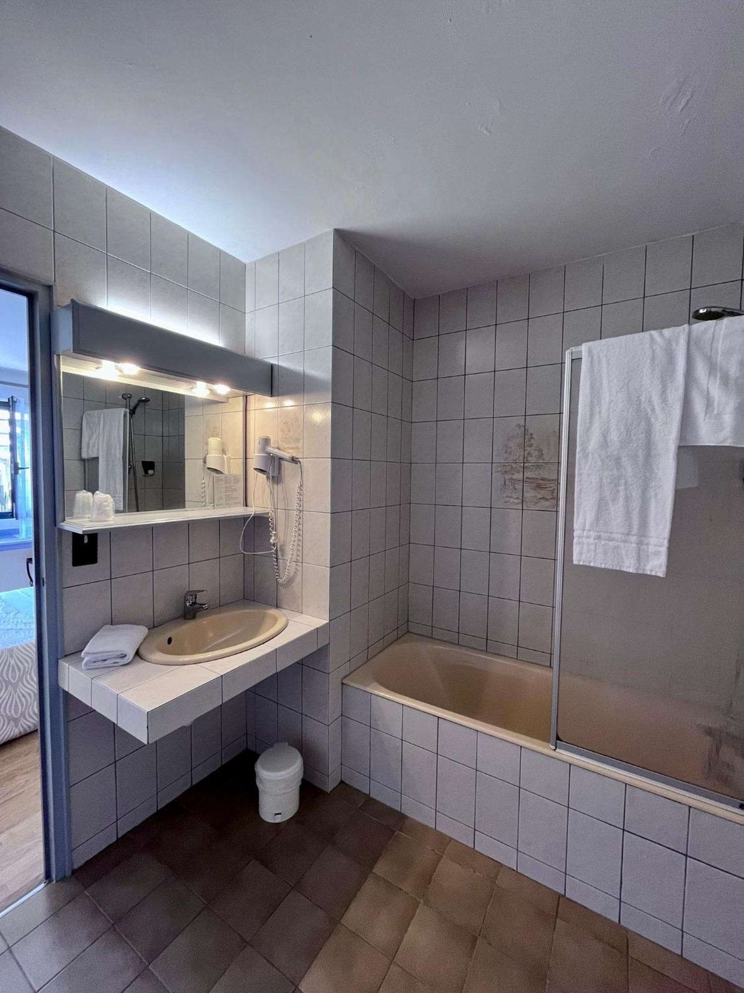 Hotel La Tour Des Anglais Mayenne Dış mekan fotoğraf